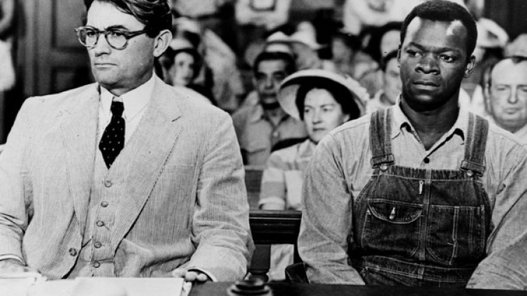 "Да убиеш присмехулник" (1962)Събитията в превърналия се в класика едноименен роман на Харпър Лий (1960) се развиват в началото на 30-те години в Алабама. Атикъс Финч, уважаван адвокат и баща на Скаут и Джем, се заема със защитата на чернокож мъж на име Том Робинсън. Том е обвинен в изнасилване на бяла жена - и, защитавайки го, Атикъс се излага на презрението и заплахите на местните жители в предимно расисткия град в американския Юг. Въпреки многото опити по цял свят да бъде забранен награденият с "Пулицър" роман на Харпър Лий (последният от тях през 2013 г), книгата се продава в над 30 милиона копия.Киноадаптацията от 1962 година с участието на Грегъри Пек, Брок Питърс и Робърт Дювал печели три награди "Оскар" и е номинирана за още пет