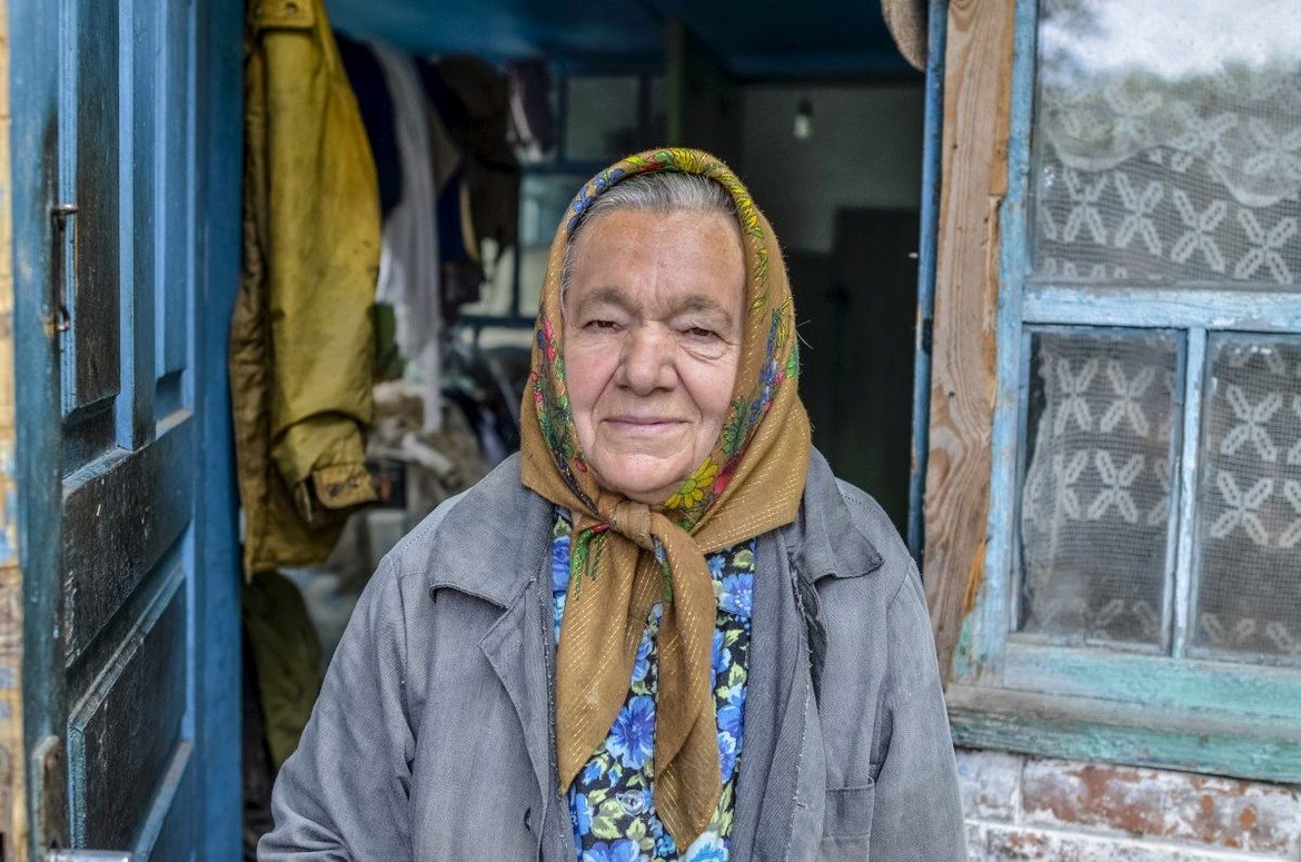 Тази жена е заснета през 2012 г. По това време тя живее от вече 25 години в забранената зона около Чернобил. Заедно със съпруга й обитават къща на около 6 км от авариралия реактор, но от по-малко замърсената източна страна. Нещо повече - дори отглеждат зеленчуци в двора си. Снимка: iStock/Getty