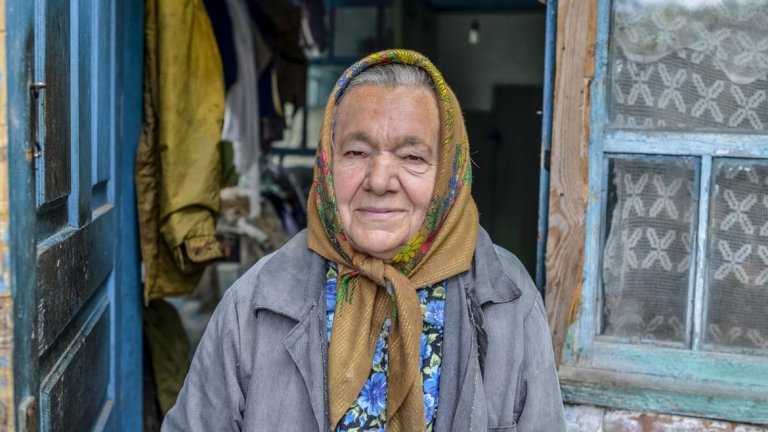 Тази жена е заснета през 2012 г. По това време тя живее от вече 25 години в забранената зона около Чернобил. Заедно със съпруга й обитават къща на около 6 км от авариралия реактор, но от по-малко замърсената източна страна. Нещо повече - дори отглеждат зеленчуци в двора си. Снимка: iStock/Getty