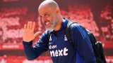 Скандал във Форест - собственикът "емна" мениджъра, Гари Невил с критики