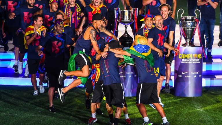 Многохиляден парад и грандиозна заря за требъла на Барса