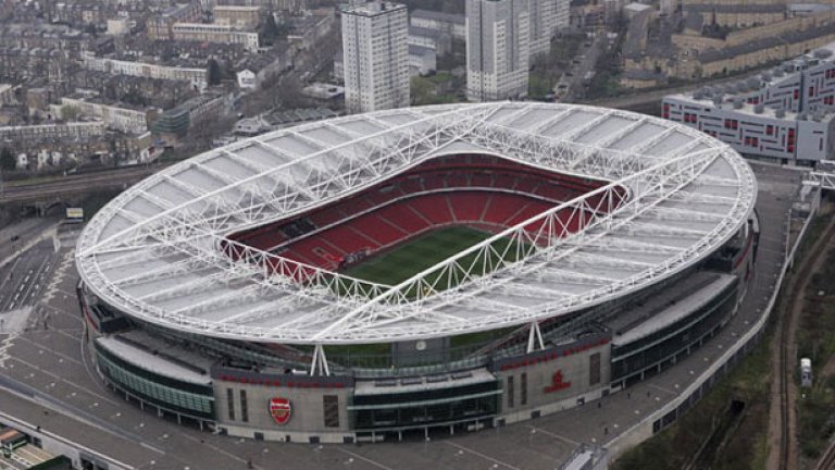 36. "Емирейтс", Лондон
Феновете на Арсенал обичат да казват - "Уембли" е вторият най-хубав стадион в Лондон след нашия... Пресилено.
Но домът на Арсенал наистина е произведение на изкуството, ярко контрастиращ с предишния - "Хайбъри". Днес арената е просторна, светла, пълна с модерни екстри и места за прекарване на времето, ако мачът не ви е интересен. Предишният стадион бе затворен и клаустрофобичен, с малък терен и съвсем обикновен. Атмосферата обаче рязко се промени към лошо, въпреки че местата почти са вече над 60 000.