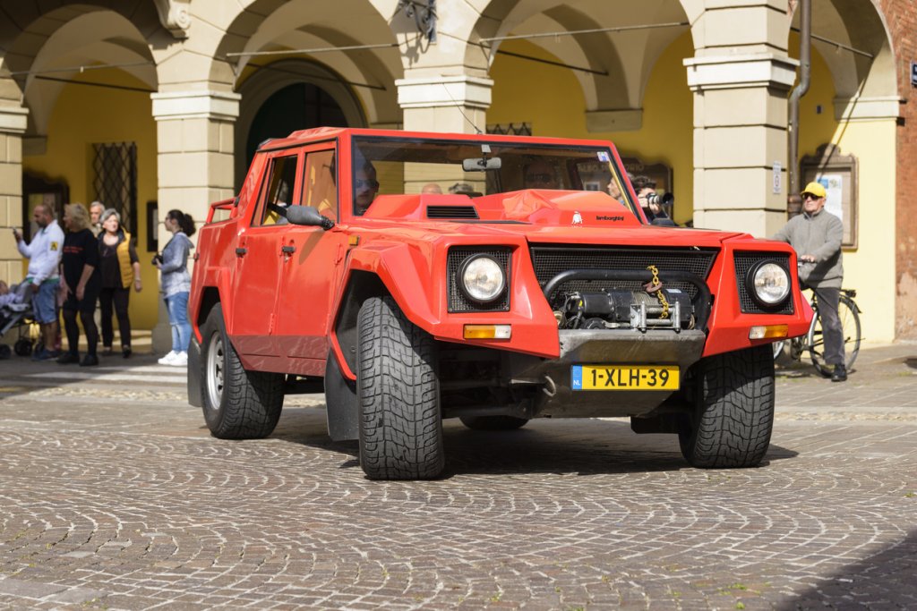“Рамбо Ламбо” - Lamborghini LM002

В момента най-продаваният модел на Lamborghini е Urus, но когато LM002 се появява през 1986 г., пуританите са ужасени от идеята италианският производител на спортни автомобили да направи „пикап“. Разбира се, това не е проблем за богатите знаменитости, които си харесват LM002. Сред тях е и самият Джон Рамбо - Силвестър Сталоун.

С 5,2-литров V12 двигател и 450 к.с. “Рамбо Ламбо” става един един от най-мощните серийни автомобили за времето си.