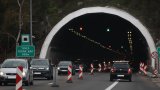 Камионите с тегло над 12 тона временно ще бъдат спирани преди тунел "Топли дол"