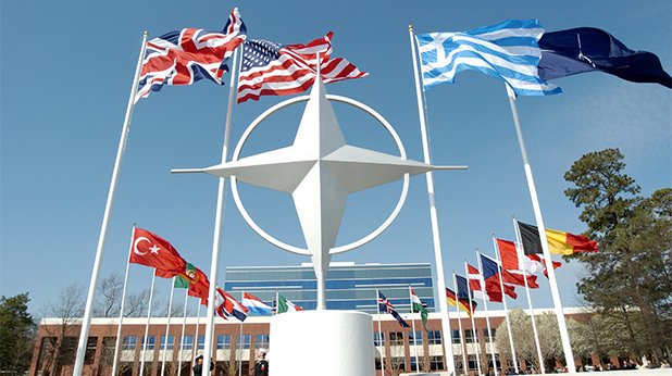 19. ОТБРАНА  

19.1. Приемственост и устойчивост на развитието на въоръжените сили чрез провеждане на реалистична отбранителна политика, която съответства на заплахите, на съюзните ни ангажименти в НАТО и ЕС, и на наличните финансови ресурси. 

19.2. Задълбочаване на трансатлантическото сътрудничество като гарант за сигурността и развитието на България.

19.3. Поддържане на съществуващите и постепенно развитие на нови отбранителни способности.

19.4. Разширяване на участието на въоръжените сили в интегрираната система за реакции при кризи за по-ефективна защита на населението при бедствия.

19.5. Постепенно преустановяване на всички зависимости на българските отбранителни способности, потенциално водещи до неустойчивост на външната граница на евроатлантическата общност. 

19.6. Запазване числеността на българската армия, създаване на условия за висока мотивация и професионален подбор.

19.7. Активно и последователно участие в европейската външна политика и подготовка за поемане на ротационното председателство на Съвета на Европейския съюз през втората половина на 2018 г.

19.8. Развитие на способностите в рамките на Национална програма приета от Народното събрание. Ефективно използване на съюзни, многостранни, регионални и двустранни механизми за съвместно финансиране чрез многогодишни програми и при намаляване на зависимостите от страни извън НАТО и ЕС.

19.9. Законодателно уреждане на националната координация на специалните служби. Активно развитие на политиката на киберсигурността. Пълноценно участие в политиката на партньорите от НАТО и ЕС в тази област.