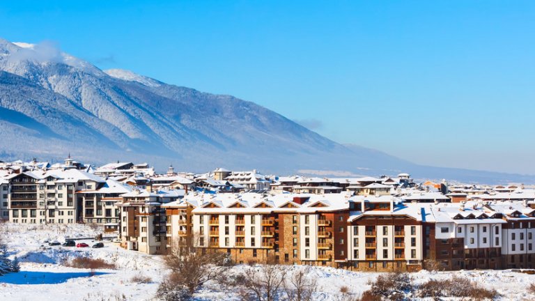 Банско
Въпреки скорошното настъпване на пролетта, за онези, които са ненаситни на зимните спортове, все още има варианти да ги практикуват. И едно от тези места е Банско. Както се казва, не отидеш ли поне веднъж на ски през зимата (та било то и в края й), е като да не отидеш на море през лятото. 
Затова не прибирайте още екипите, сняг по върховете все още се намира. Вече ви казахме защо е хубаво да видите Пампорово, но ето и повече за Банско.