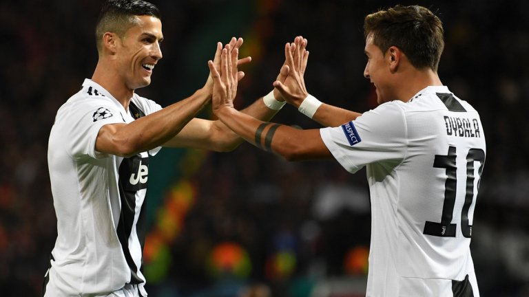 Роналдо и Дибала се поздравяват, след като изработиха гола във вратата на Юнайтед