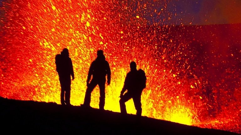 Вулканът Ейяфятлайокул се събуди за първи път от 200 години и затвори летищата в Северозападна Европа...