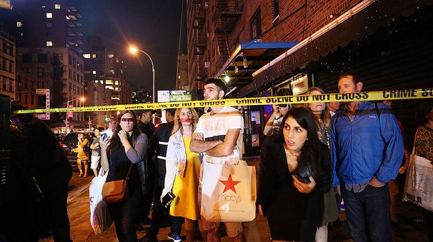 Уплашени жители на оживения квартал в сърцето на Ню Йорк. Шумът от взрива е бил като вулкан, ужасените хора са бягали от страх.