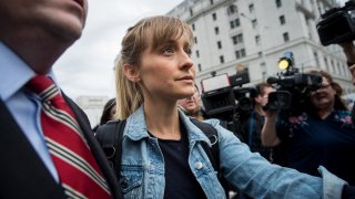 Според показанията на актриса, представена от прокуратурата само като Никол, актрисата Алисън Мак (на снимката), позната с ролята си в сериала "Смолвил", я е привлякла в секс култа, част от организацията Nxivm.
