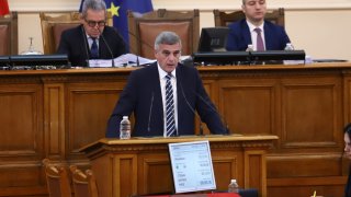 Бившият служебен премиер и лидер на най-малката партия в НС се притеснява от липсата на ясна политическа отговорност за кабинета