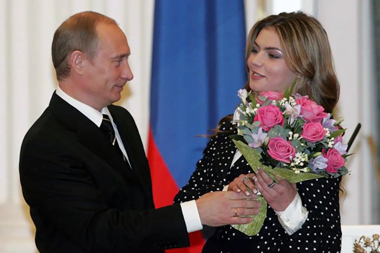 Владимир Путин награждава Кабаева за спортните ѝ заслуги.