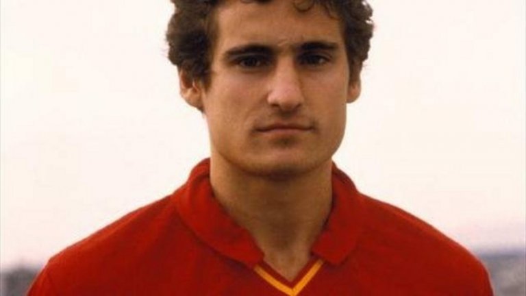 Пако Йоренте последва примера на Санчес през 1987-а. Той идва от школата на Атлетико, за да запише седем сезона в Реал, където стига и до националния отбор на Испания.
