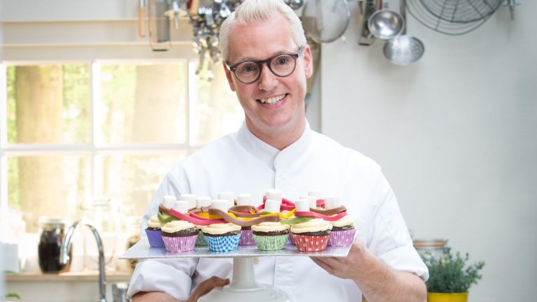 С него приготвянето на най-сложната торта изглежда като детска игра, а това доказва и новото му предаване "Пекарната на Рудолф: Малките пекари".