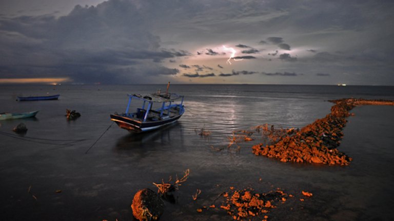 Индонезия е страна, разпростираща се на повече от 17 хиляди острова.
Освен невероятните гледки през деня обаче, повечето от тях ни даряват с неповторими
 пейзажи дори когато слънцето се крие някъде дълбоко под хоризонта.