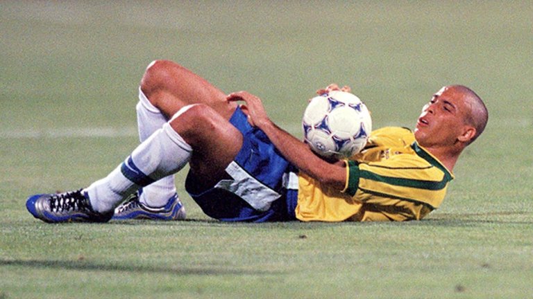 Как така най-добрият млад играч на планетата и голмайсторът с инстинкт на убиец се оказа безпомощен и слаб в най-решителния момент за "селесао" през 1998-а?