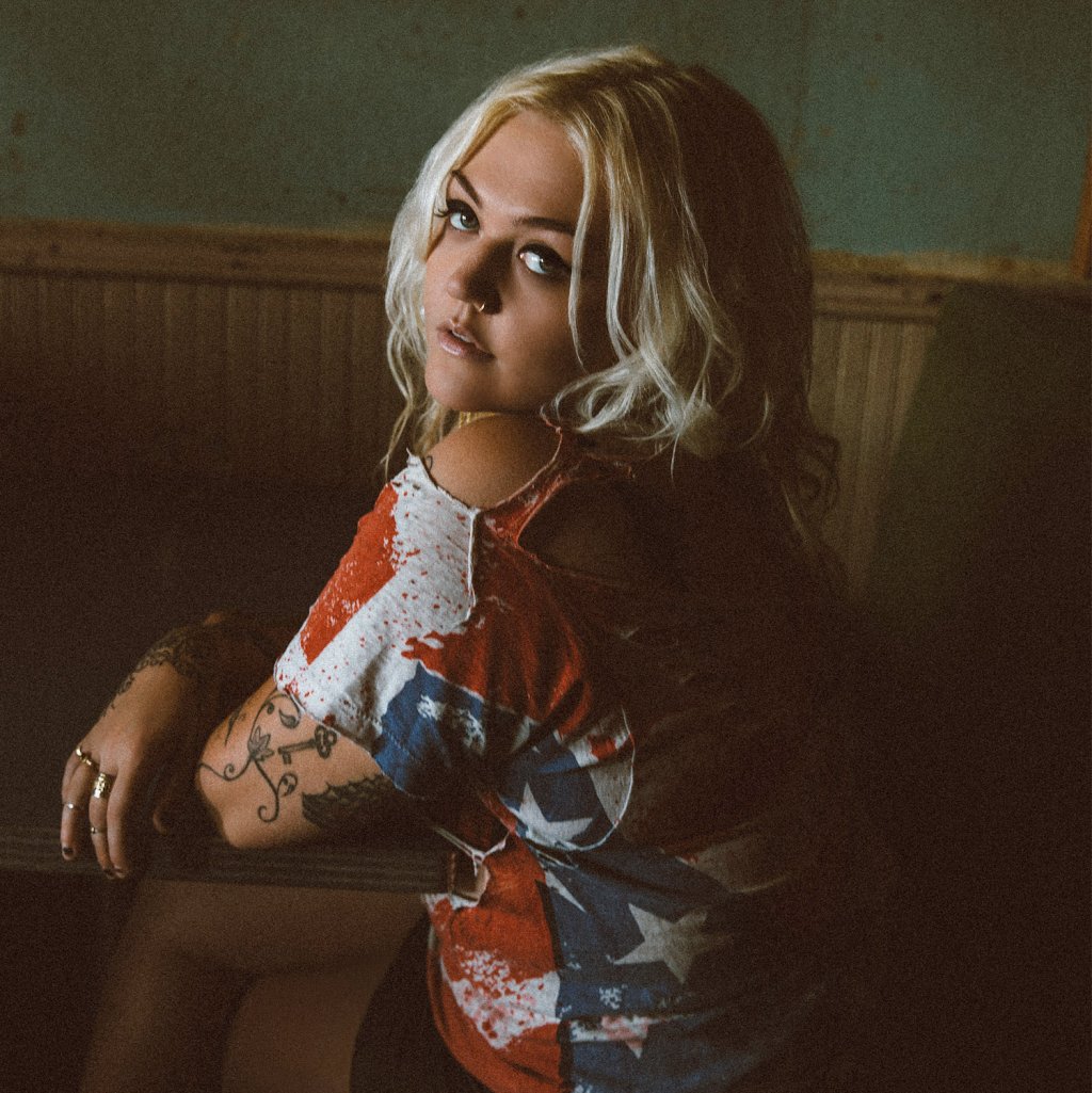 Elle King 
Дъщерята на актьора Роб Шнайдер вече е голямо момиче, което прави музика с много girl power послания. Ние харесваме дебютното й парче Ex’s and Oh’s достатъчно, за да следим Ели отблизо. Тя отново е guilty pleasure музикална дама, която едв