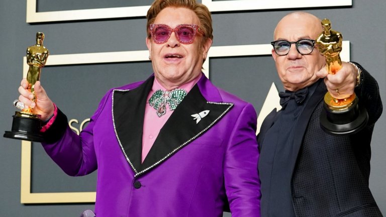 Четвърт век от "Оскар" до "Оскар" за Елтън Джон
На церемонията през 1995 г. Елтън Джон печели награда "Оскар" за най-добра песен с "Can You Feel the Love Tonight?" от анимационния "Цар Лъв". 25 години по-късно той отново получи отличието, този път за "I'm Gonna Love Me Again" - песен от саундтрака на биографичния филм, посветен на самия него - "Рокетмен".