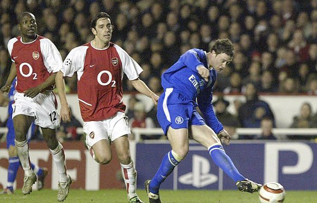 Арсенал - Челси, четвъртфинал в Шампионската лига, 2004 г.
Арсенал трябваше да спечели - това бе сезонът на Недосегаемите на Венгер, спечелили титлата без поражение в Англия и сочени за отбор №1 на Европа.
Но Челси не чете сценария, а игра. Тимът на Раниери устоя на бурята в реванша и обърна от 0:1 до 2:1 с голове на Франк Лампард и Уейн Бридж. След 1:1 в първия мач това се оказа достатъчно.