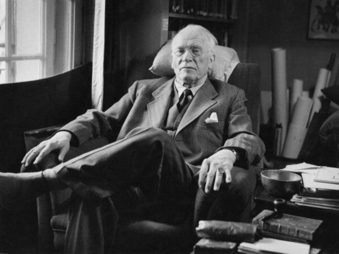 Карл Юнг (1875-1961) 

Юнг започва изследванията си като студент по медицина в Университета в Базел. Дисертацията му е озаглавена: "За психологията и патологията на тъй наречения окултен феномен". Юнг се запознава с Фройд и за известно време е смятан за негово протеже. Впоследствие обаче швейцарският психолог започва да развива свои оригинални научни идеи и се отделя от менторството на Фройд. Синтезът от понятията на Юнг за интровертност и екстравертност се превръщат в основа за психологията на личността и също оказват влияние върху психотерапията. 