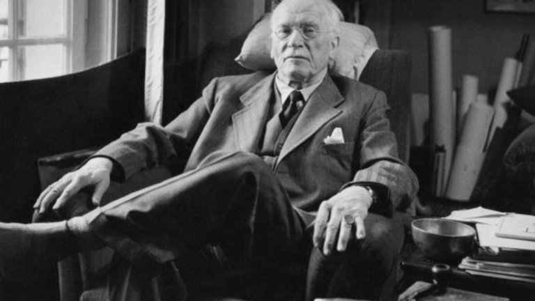 Карл Юнг (1875-1961) 
Юнг започва изследванията си като студент по медицина в Университета в Базел. Дисертацията му е озаглавена: "За психологията и патологията на тъй наречения окултен феномен". Юнг се запознава с Фройд и за известно време е смятан за негово протеже. Впоследствие обаче швейцарският психолог започва да развива свои оригинални научни идеи и се отделя от менторството на Фройд. Синтезът от понятията на Юнг за интровертност и екстравертност се превръщат в основа за психологията на личността и също оказват влияние върху психотерапията.