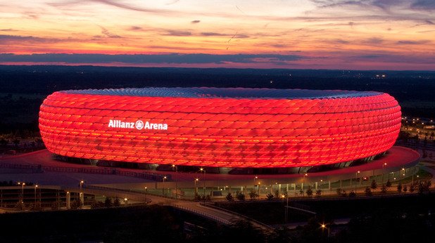 10. "Алианц Арена", Мюнхен
Вероятно най-различният стадион в класацията. Сглобен от 2874 панела, които светят в червено в нощите на мачове. Той си е направо цял град, с всичко необходимо, за да останеш там от сутрин до вечер. Байерн е проспериращ и финансово цветущ клуб, който се радва и на модерен стадион, подобаващ на статута му.
