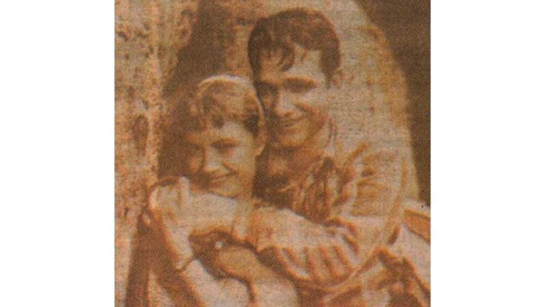  Невена и Шарлето  
 За изпепеляващата и забранена любов между Невена Коканова и сръбския й колега Раде Маркович, с когото се запознава на снимачната площадка на „Крадецът на праскови“, се знае вече много. По-малко известен факт е, че първата дама на българското кино остава вярна на съпруга си Любомир Шарланджиев (наричан от колегите си Шарлето), въпреки всичко. Двамата се запознават, когато тя е едва на 18 по време на снимките на „“Години за любов“.
 Шарланджиев направо пощурява по нея и още тогава се зарича да я вземе за жена.  Само няколко години по-късно двамата стават семейство и остават такова в следващите близо 20 години, до 1979 година, когато Любомир умира внезапно. 
 Животът им заедно обаче не винаги е розов – след като кариерата му на филмов режисьор е почти пред крах, Шарланджиев изпада в тежка депресия. Само Невена знае какво понася у дома и как успява да оцелява в работата си, въпреки неспокойния дух на своя партньор. 
 В името на любовта им и в памет на своя съпруг след смъртта му Коканова довършва и последния му филм „Трите смъртни гряха“. 