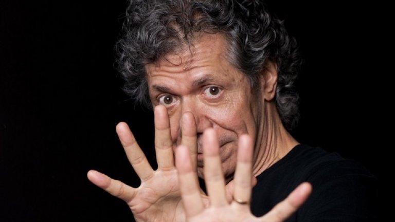 Чък Кореа
Джаз и фюжън легендата Чък Кореа от години е последовател на църквата и смята нейния основател за велик човек. Това негово възприемане намира отражение и в албумите му. Space Jazz: The Soundtrack of the Book Battlefield Earth е посветен на книгата на Рон Хъбарт Battlefield Earth.