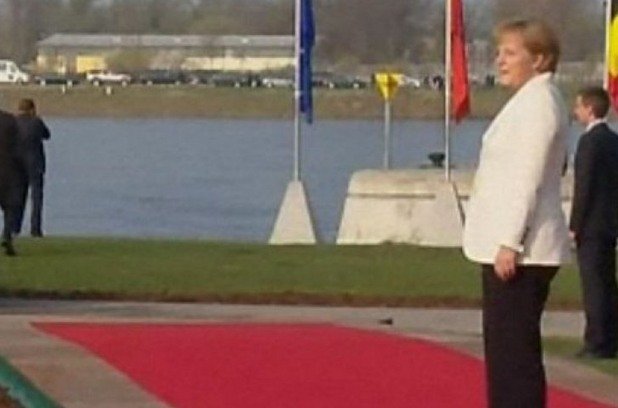 Не много джентълменско отношение към Ангела Меркел, която го чака, докато той в далечината говори по телефона.При друг повод Берлускони заявява: "Немците идват в Италия да се пекат като наденички"