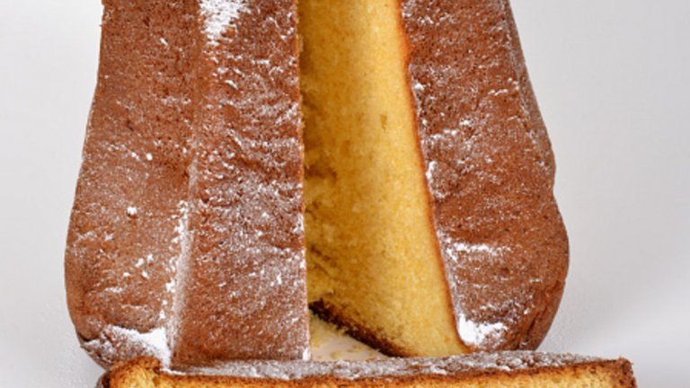 Пандоро - Пандоро е друг италиански коледен сладкиш, това е много бухнал кекс, обилно поръсен с пудра захар. Пандоро означава златен хляб - името идва от пудрата захар.
