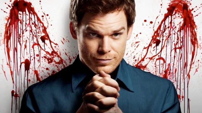 Dexter / "Декстър"
Любимият убиец на Америка, който в продължение на 8 сезона се разправяше с различни опасни престъпници, утолявайки същевременно с това своята лична жажда за кръв. Какво по-поетично от това възпитан от полицай сериен убиец да убива други серийни убийци. И да, Декстър е обсебен от идеята за кръвта, след като самият той е намерен сред локва от кръв. Така че човек може да очаква доста насилие и червена течност по екрана.