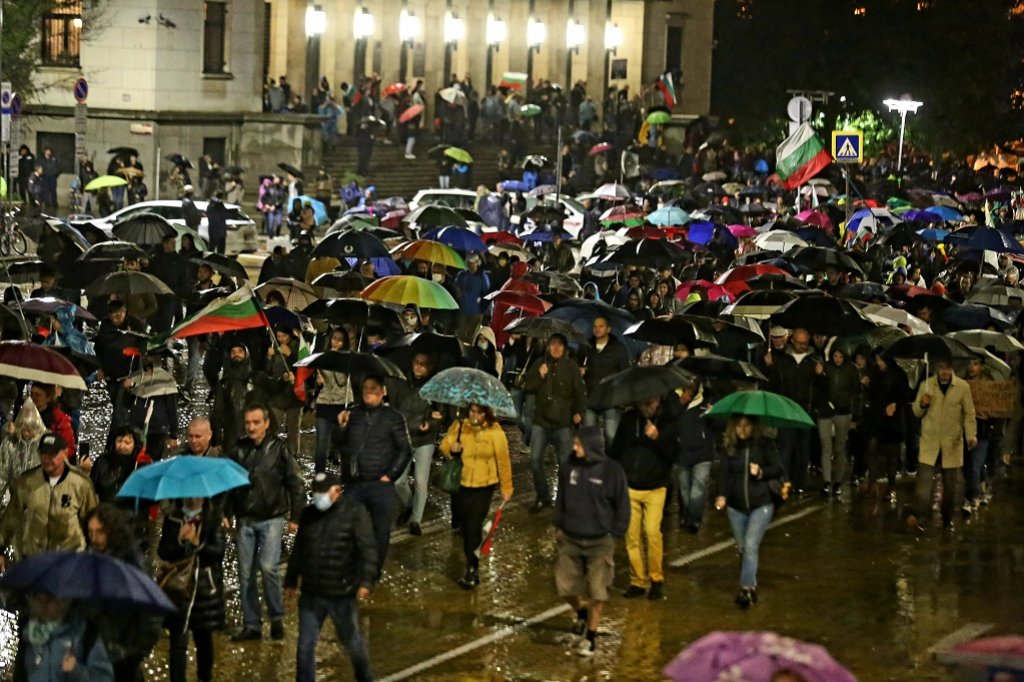 Под проливен дъжд граждани се събраха на Пето Велико народно въстание.