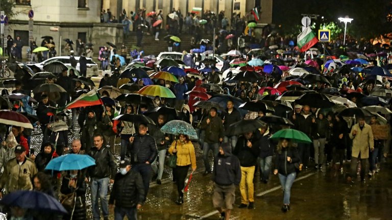 Под проливен дъжд граждани се събраха на Пето Велико народно въстание.