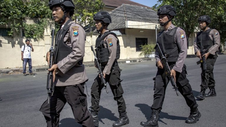 Загинали и ранени след поредица от атентати в Индонезия