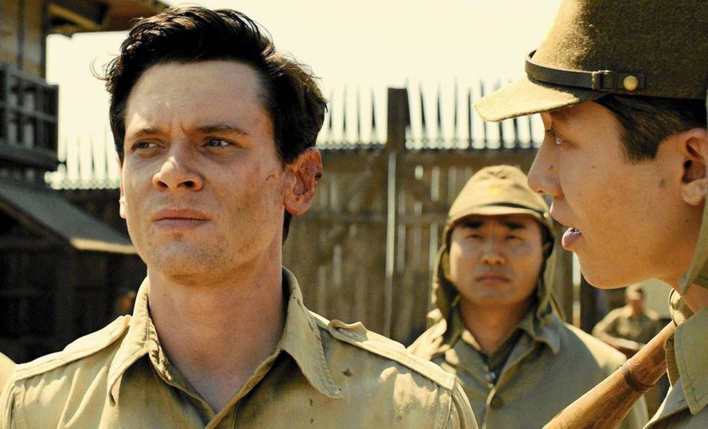 Unbroken / "Несломен"  
Режисьорският дебют на Анджелина Джоли попада в графата на "вдъхновяващите филми", като самото изпълнение определено не е лошо. Филмът е екранизация по романа "Unbroken: A World War II Story of Survival, Resilience, and Redemption" на Лора Хиленбранд - биографичната история на олимпийския бегач Луи Замперини, който по време на Втората световна война като лейтенант от американските ВВС е заловен от японците и държан във военнопленнически лагер. Там той трябва да оцелее ужасяващи мъчения и все пак да се въздигне и да се върне към спортната си кариера след войната.