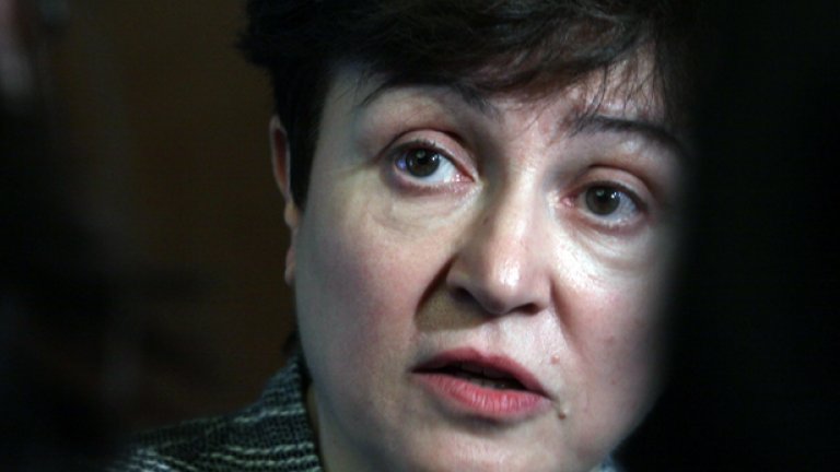 Еврокомисарят Кристалина Георгиева е спрягана по дифолт, както се казва. Трудно е да повярваме, че тя би зарязала престижния пост на еврокомисар, за да поеме подготовката на изборите в България за 3-4 месеца.