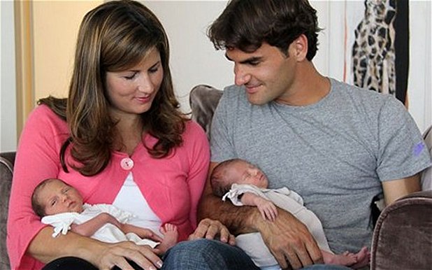 Ноле ще взима съвети от опитния татко Роджър Федерер. Големият швейцарец и съпругата му Мирка се зарадваха на още един комплект близнаци тази година -  Лео и Ленхарт (Лени) се родиха на 6 май 2014 г.