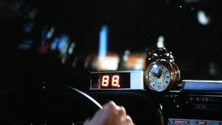 10. Скорост без смисъл

Въпреки множеството конспиративни теории в интернет, Гейл и Замекис многократно са заявявали, че скоростта при която се задейства машината на времето (88 мили в час или
142 km/h) e избрана случайно и е без никаква скрита символика.

Интересно е, че реалният скоростомер на DeLorean DMC-12 е разграфен само до 85 мили в час, но във филма е показан скоростомер, който е разграфен до 95 мили в час.

Ентусиасти каращи DeLorean DMC-12 се опитват да пресъздадат сцената от паркинга на мола в първия филм, когато Марти заминава за миналото, но се оказва, че мястото не е достатъчно автомобилът да развие тази скорост.
