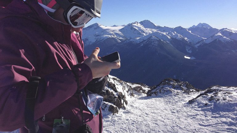 Говорим, докато клечим в тоалетната на хижа "Грънчар" в средата на Рила, говорим, докато летим с хеликоптер над водопада Виктория, пускаме снимки в Instagram, докато се спускаме по водна пързалка-тунел в Дубай, обкръжени от акули, и пускаме гласови съобщения във Viber, докато си търкаме петите в банята...