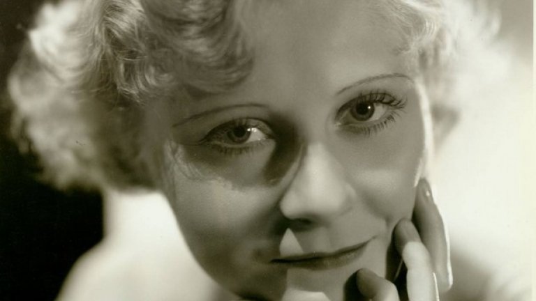 Самоубийството на Пег Ентуисъл след скок от надписа "Hollywood"
Всеки знае как изглежда култовия надпис на хълма над Холивуд, но вероятно не са много хората, които имат представа, че през 1932-ра година именно от върха на гигантските букви се хвърля актрисата Пег Ентуисъл. Актрисата, която играе до Хъмфри Богърт и за която има много добри отзиви, се самоубива, оставяйки бележка: "Боя се, че съм страхливка. Съжалявам за всичко. Ако бях направила това по-рано, щях да спестя много мъка. П.Е."