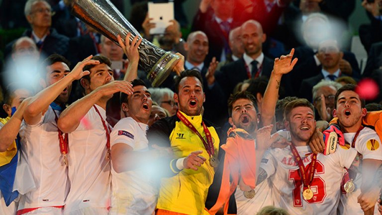 Преди година Севиля победи Бенфика с дузпи и вдигна трофея.