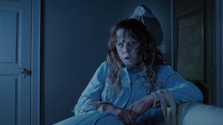 "Заклинателят" (The Exorcist, 1973)
Филм, чийто сюжет е толкова зловещ и стряскащ, колкото са били и обстоятелствата на снимачната площадка преди над 40 години. По време на снимките на лентата е имало смъртен случай, както и необясним пожар, унищожил напълно един от декорите. Затова не е чудно, че създателите му са суперчувствителни по темата за странните необясними неща, които им се случват...