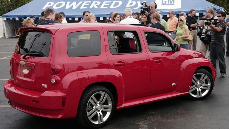 Chevrolet HHRУж трябва да е автомобил с ретро полъх, но вместо това е тромав и неманеврен и със странен вид. Chevrolet HHR излиза на пазара през 2006 г., а тогава жаждата за ретро коли не е толкова висока, колкото производителите очакват. Затова и освен грозен, моделът се оказва и не особено успешен, освен в Лондон и в британските таксиметрови услуги.