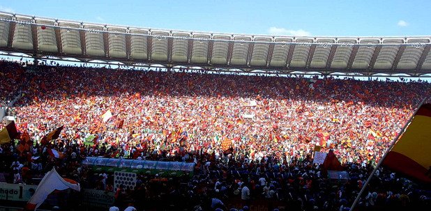 70 000 опитаха да слязат на терена и доста от тях успяха... Денят е 9 юни 2001 г., Рома става шампион след 19 години очакване и стадионът слезе на игрището. Играчите бяха съблечени по бельо, купата изчезна някъде, скрита от Фабио Капело, треньора на Рома... Такъв купон в Рим отдавна не бе виждан...