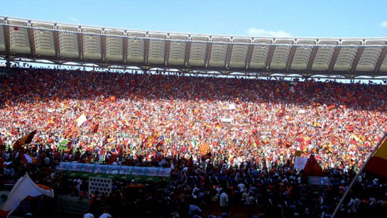 70 000 опитаха да слязат на терена и доста от тях успяха... Денят е 9 юни 2001 г., Рома става шампион след 19 години очакване и стадионът слезе на игрището. Играчите бяха съблечени по бельо, купата изчезна някъде, скрита от Фабио Капело, треньора на Рома... Такъв купон в Рим отдавна не бе виждан...