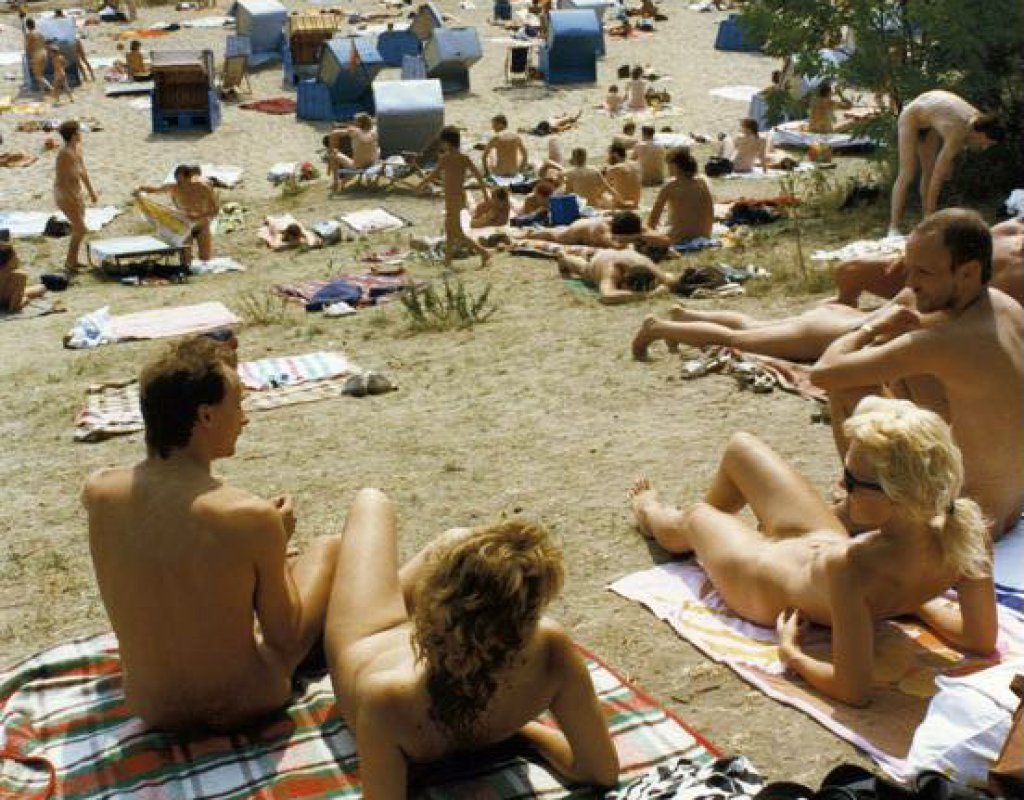 Bundesarchiv_Bild_183-1989-0710-419,_Berlin,_Müggelsee,_Sonnenbad
