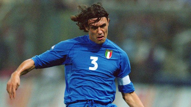 Паоло Малдини
Човекът, който не предаде Милан през цялата си кариера и спечели 26 трофея с екипа на "росонерите". Баща му, Чезаре, също е бивш капитан на Милан и националния отбор - истинска легенда, но синът му го надмина многократно.