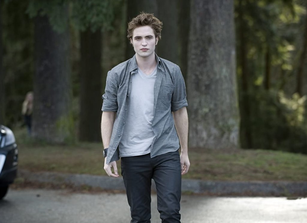 Робърт ПатинсънПомним го като Седрик Дигъри, но нека не се лъжем - (екранният) живот на този герой не беше особено продължителен. Затова и Патинсън истински се запомня с образа си на Едуард в "Здрач", да не говорим какви орди запалени фенки си осигурява. Самият актьор признава, че е бил силно шокиран какъв точно феномен се оказва неговия вампир сред подрастващите.