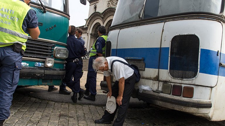 Автобуси стовариха подкрепата за властта