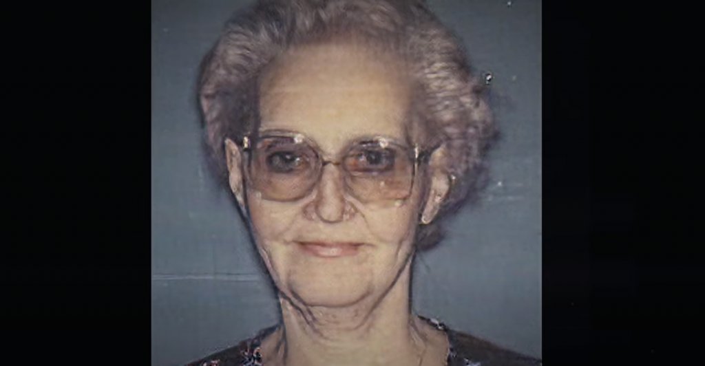 Worst Roommate Ever
Къде да гледате: Netflix
Документалната поредица от пет части по истински криминален сюжет обхваща историите на четирима души, които са съжителствали с престъпници. Споделят се разкази за измамници, които изпробват схемите си върху своите съквартиранти, както и за убийци, които чрез заплахи са намалявали наемите си наполовина.
За всички, които някога са живеели под един покрив с непознат, интервюираните разкриват какво се случва, когато най-големият им страх се изпълни и на пръв поглед дружелюбният съквартирант се превърне в опасност за живота им.